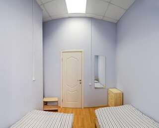 Хостел Хостел «Исландия» Санкт-Петербург Двухместный номер с 2 отдельными кроватями и общей ванной комнатой-5