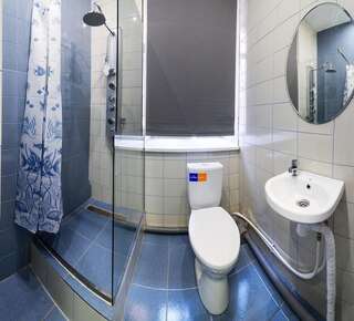 Хостел Хостел «Исландия» Санкт-Петербург Двухместный номер с 2 отдельными кроватями и общей ванной комнатой-1